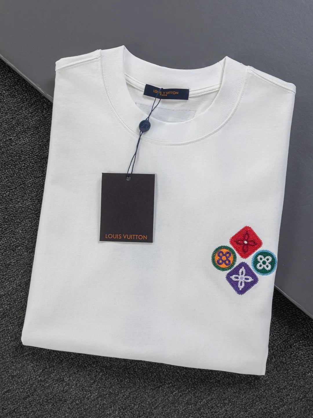 🅿️190 Louis Vuitton 1V LV lv micro-wide version S-XL LV 26ss new products are available at the counter simultaneously. Multiple craftsmanship. Colorful 🍀four-leaf clover🪡embroidery on the chest. Straight color four-leaf clover🍀🪡embroidered logo on the back. Round neck short-sleeved T-shirt, same style for men and women! Consigned to one-to-one creation. Synchronized with the official website, pure cotton fabrics at the counter! It is close to the skin and comfortable, durable and easy to wear. It has a classic and simple logo design and meticulous original craftsmanship. Short-sleeves, a must-have item for men, do not appear to be the same for the general public, but must be unique and eye-catching. This LV short-sleeve is all about quality, comfort, the same shape and fashion as always, including fabrics and cutting techniques. All of them have been made with great effort! 320 grams of washed pure cotton fabric, pure cotton is breathable, very refreshing and comfortable for daily wear. The rib knitting on the neckline is smooth and tight, and the neckline will not be skewed if you toss it at will. The loose version, you will find that it looks really good on the upper body. The overall is minimalist and neat, super versatile for daily use! Pair it casually with a pair of pants for a youthful look. A T-shirt will make your outfit crazy. It is a fashionable item that can never go wrong! Color: Black White Size: S-XL Size chart: S: Shoulder width 50-Bust 56-Length 70 M: Shoulder width 52-Bust 57-Length 72 L: Shoulder width 54-Bust 59-Length 74 XL: Shoulder width 56-Bust 62-Length 76